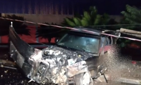 Ex-bombeiro morre eletrocutado após bater com carro em poste, em Arapiraca