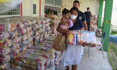 Famílias em extrema pobreza recebem cestas básicas